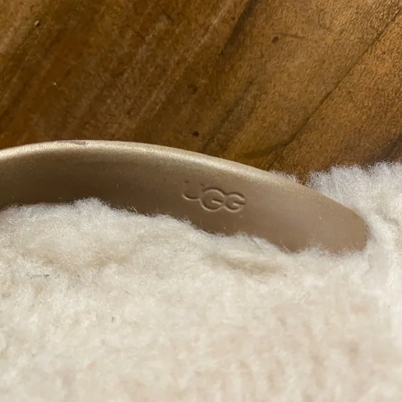 UGG Women's  Comfy Cozy Cream FIip Flops poolside SZ 7 - Picture 9 of 13